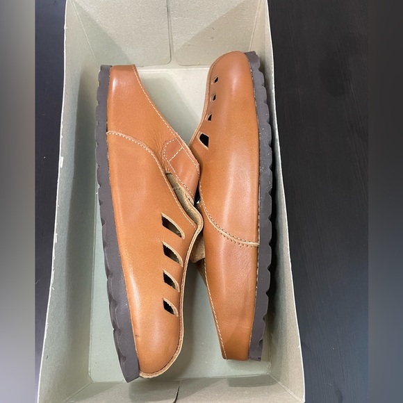 SOLD NIB Hunters Run Clogs size 9w - Picture 2 of 5